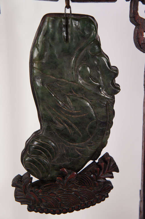 Plaque sculptée en jade néphrite du 19e siècle sur Stand en vente 1