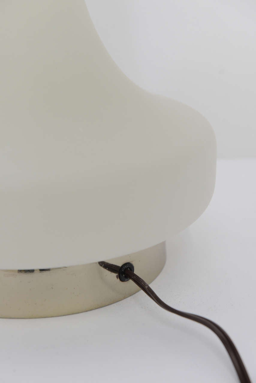 1960s, Modern Satin Glass Chrome Laurel Table Lamp In Excellent Condition In Miami, FL