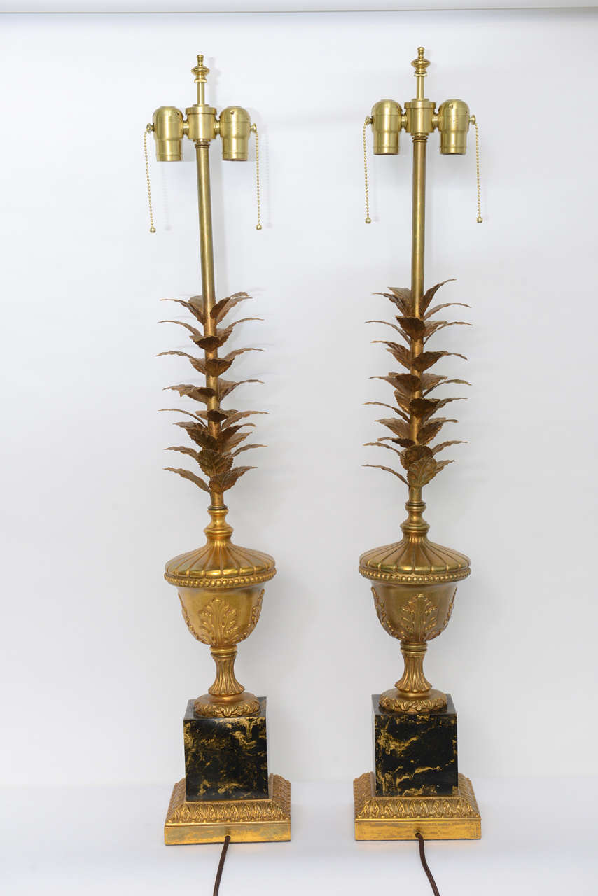 Milieu du XXe siècle Paire de lampes de table de style néoclassique moderne des années 1950, dorées et en faux marbre en vente