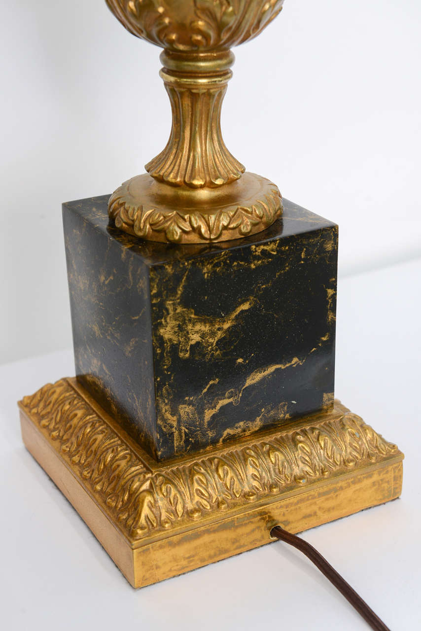 Métal Paire de lampes de table de style néoclassique moderne des années 1950, dorées et en faux marbre en vente