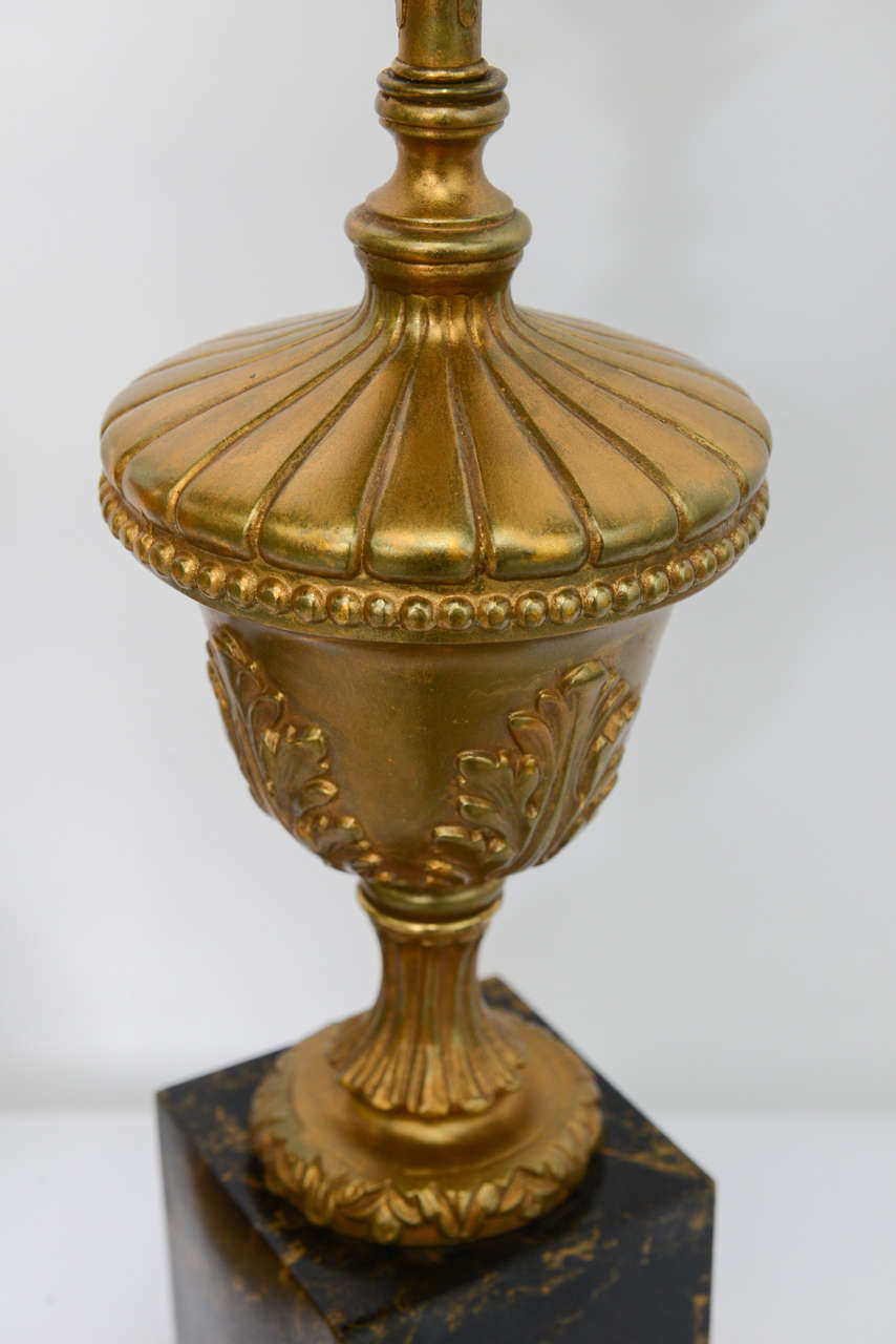 Paire de lampes de table de style néoclassique moderne des années 1950, dorées et en faux marbre en vente 1