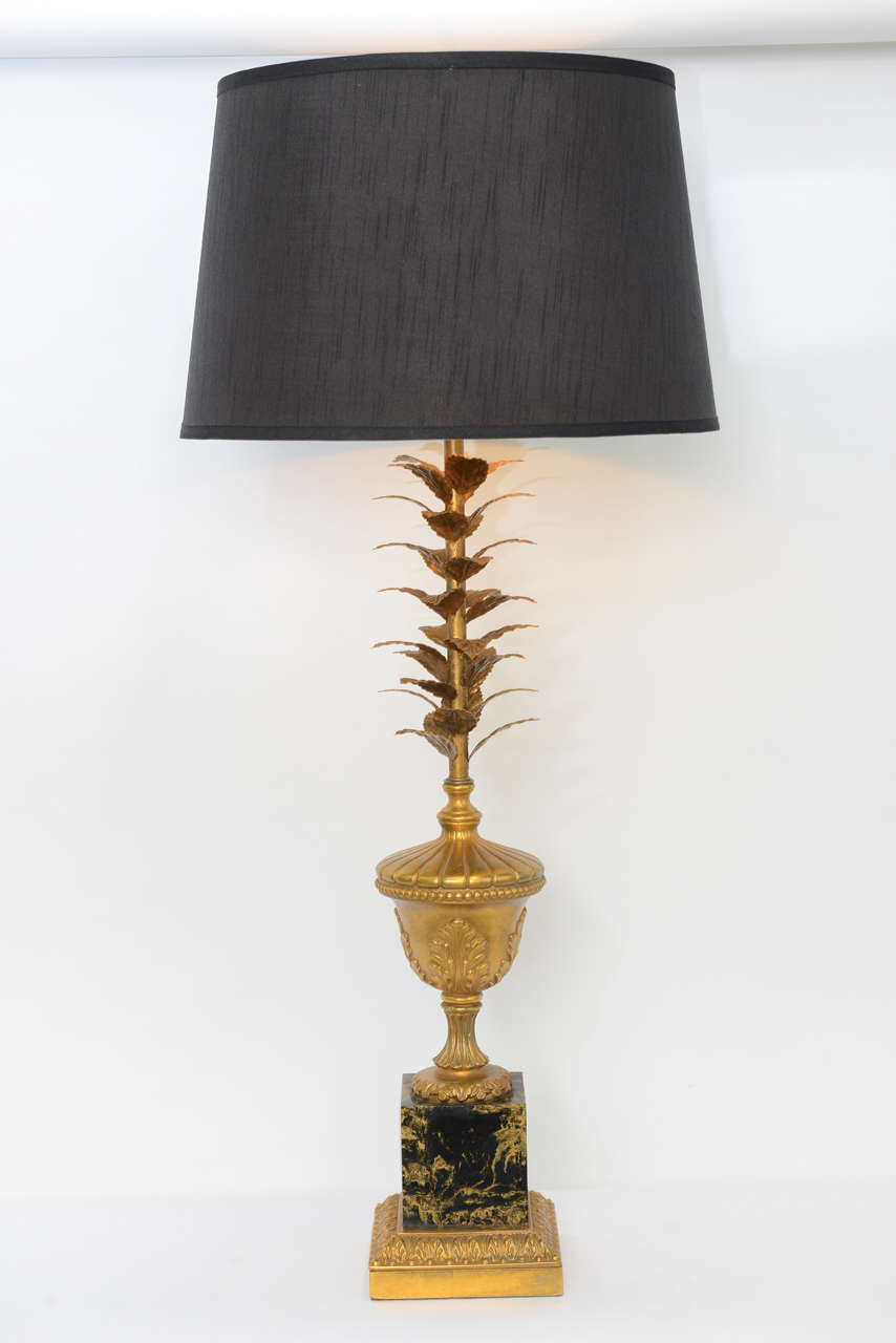 Paire de lampes de table de style néoclassique moderne des années 1950, dorées et en faux marbre en vente 2