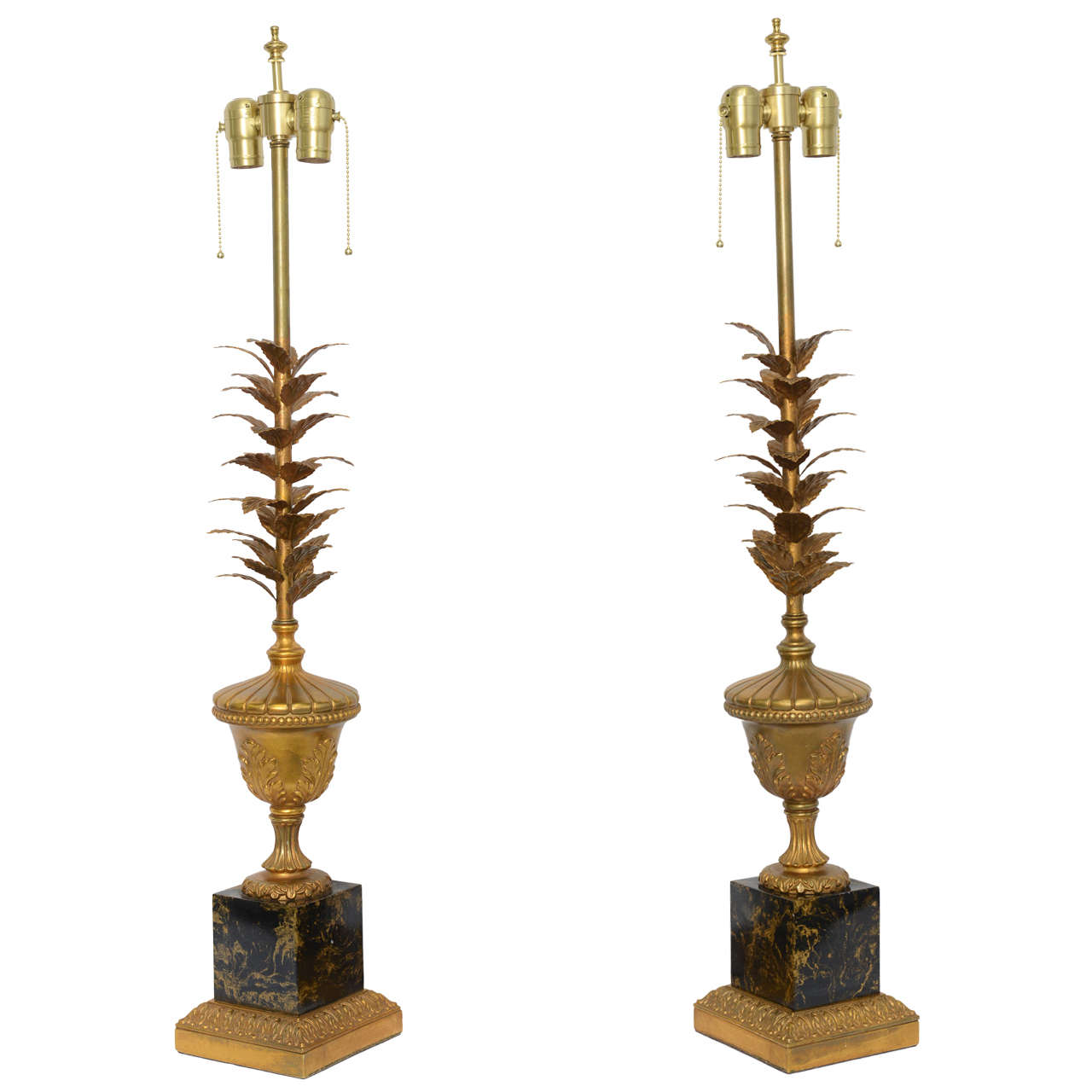 Paire de lampes de table de style néoclassique moderne des années 1950, dorées et en faux marbre en vente