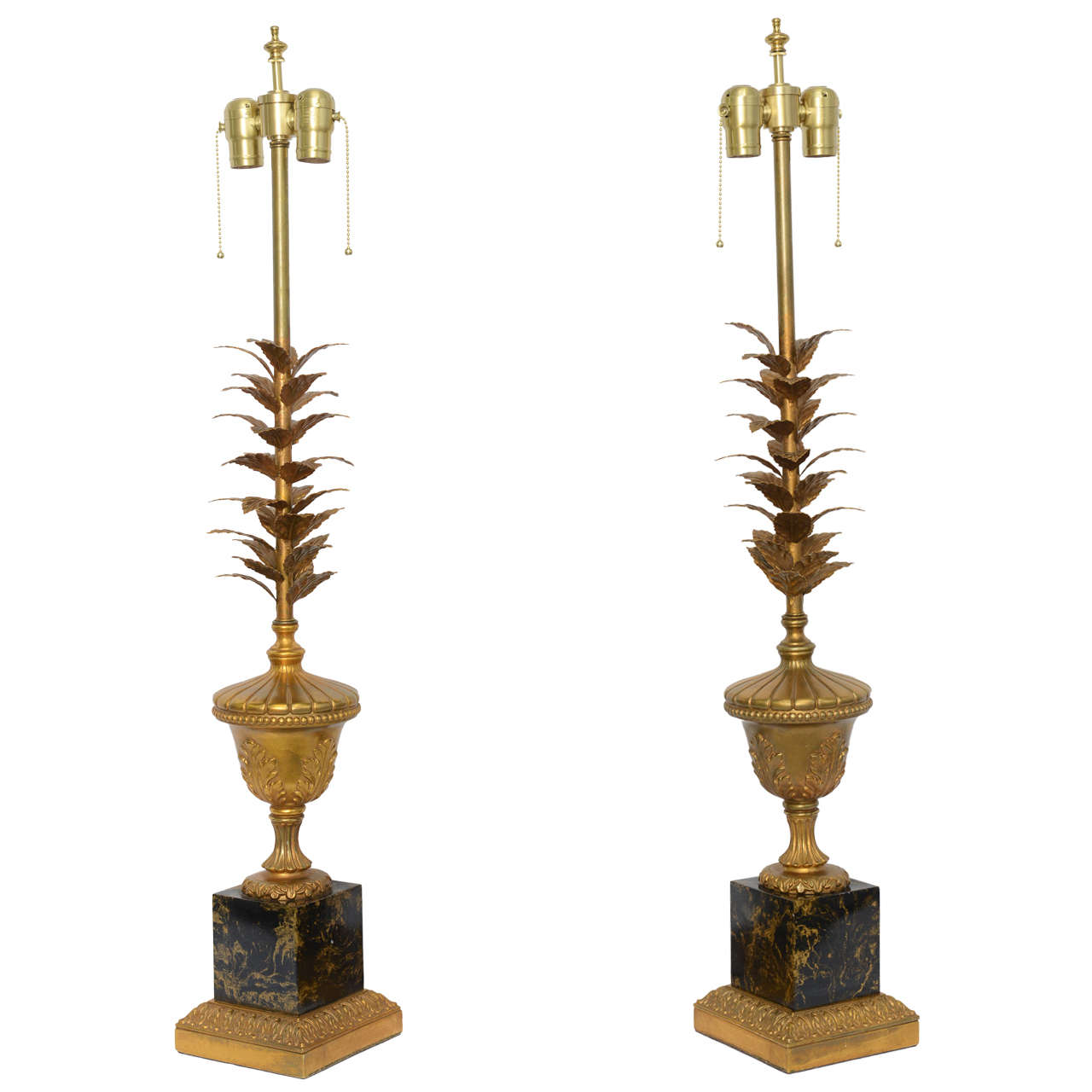 Coppia di lampade da tavolo moderne in stile neoclassico degli anni '50, dorate e in finto marmo