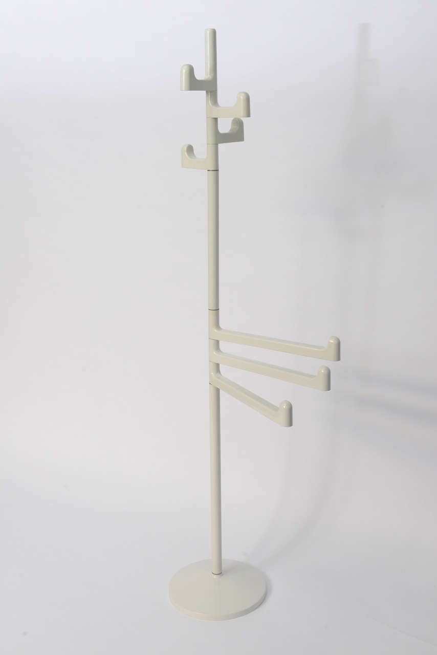 Designed by Makio Hasuike, a Japanese designer with a studio in Italy since the mid 1960s.  This  coat rack or towel holder way designed in 1977. Modern, minimalistic, futuristic and very utile.  Made by Gedy. Tubular steel, painted white, white ABS
