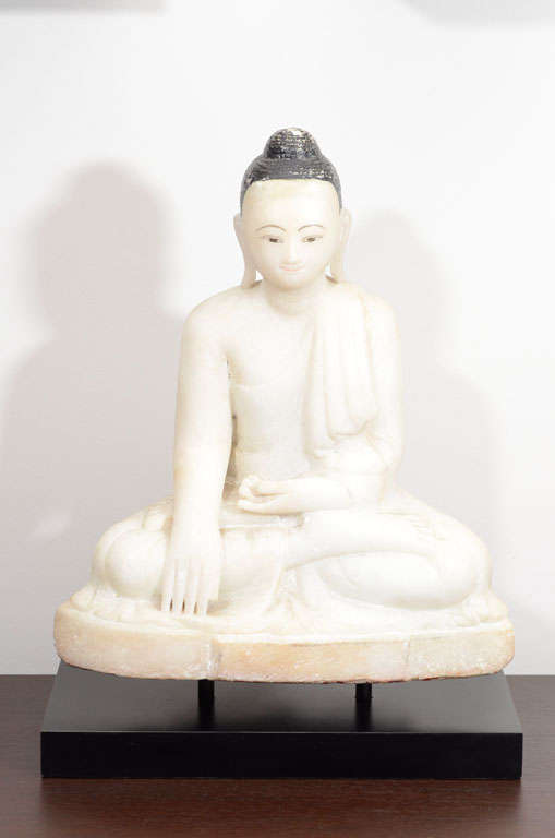 19th century alabaster Buddha.
Antique piece.