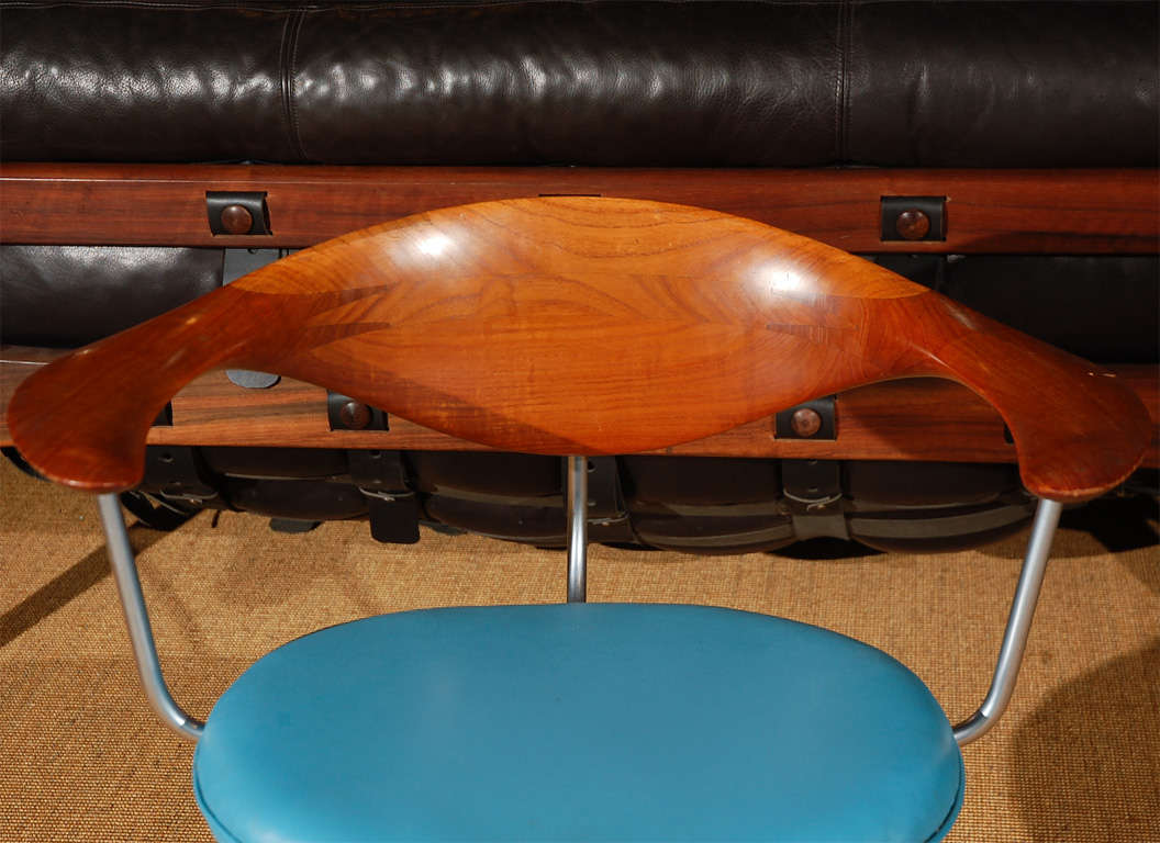 Drehstuhl, entworfen von Hans Wegner und hergestellt von Johannes Hansen, mit Rückenlehne aus Teakholz, verchromtem Gestell und blauem Vinylsitz