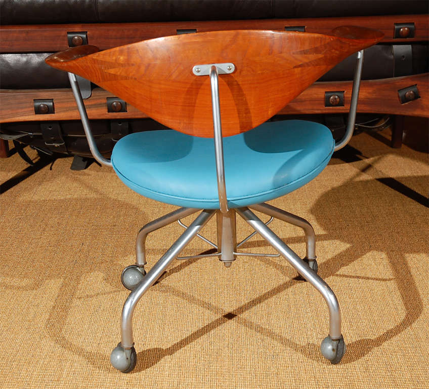 The Swivel Chair by Hans Wegner In Good Condition For Sale In Los Angeles, CA