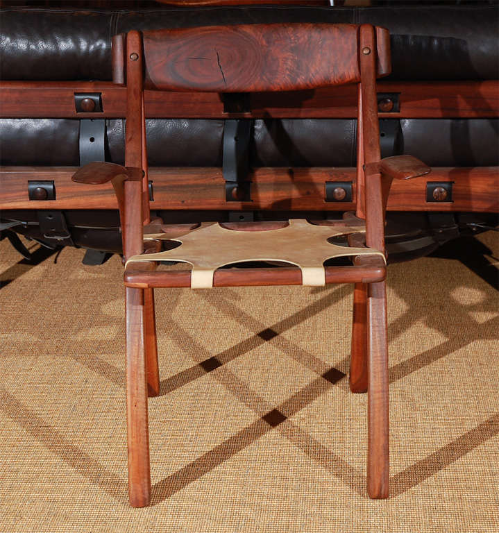 fauteuil en bois avec sangle en cuir d'origine, signé