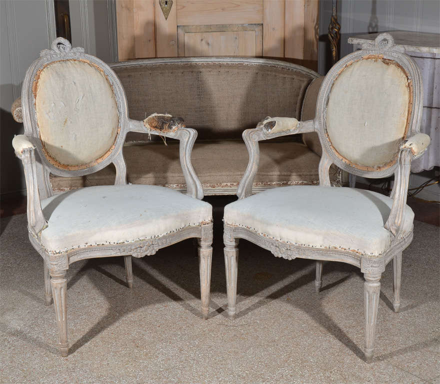 Beautiful Swedish Armchairs , Carved Frame With Elegant
Lines, Original Paint and Wide Seats