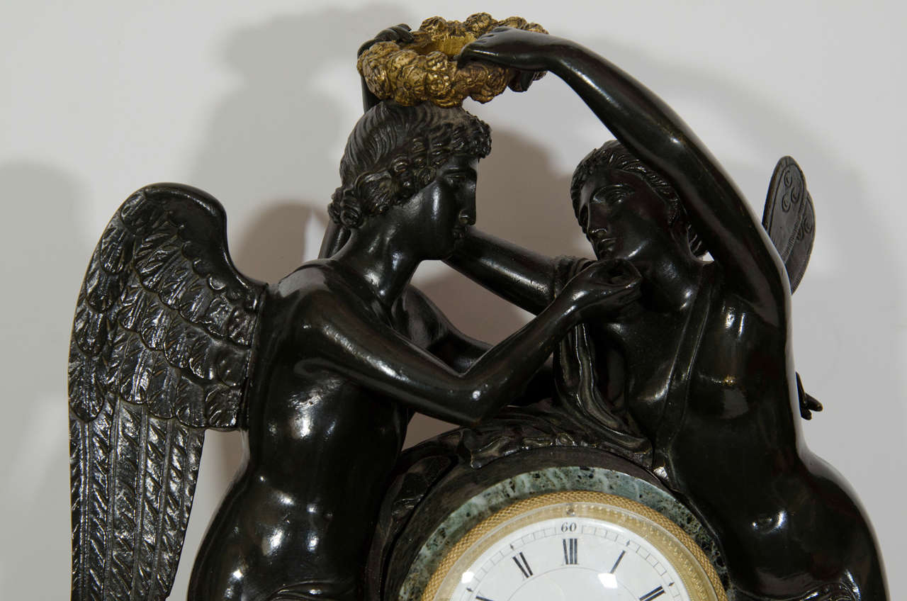 Grande orologio figurato in stile impero francese in bronzo e marmo In condizioni buone in vendita a New York, NY