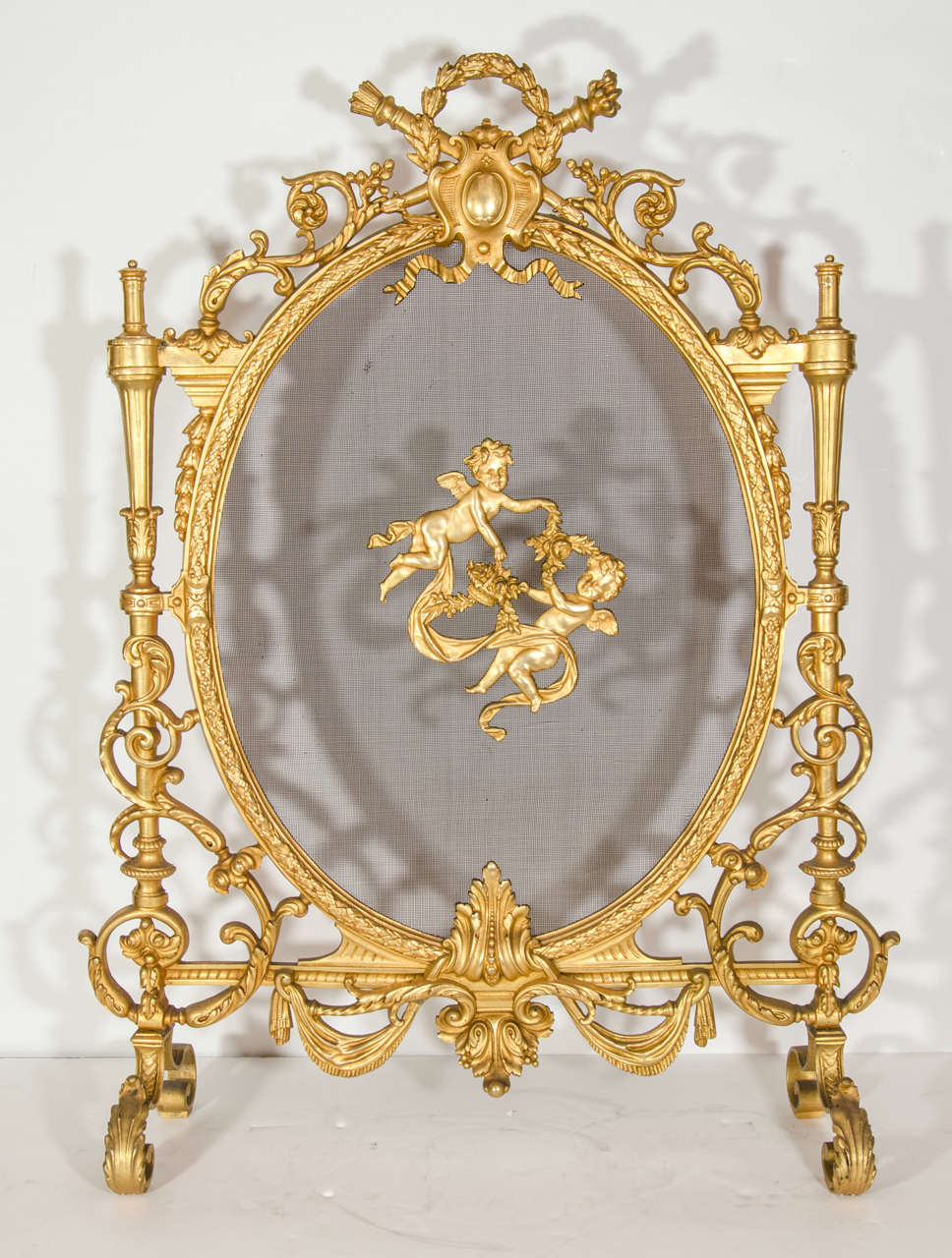 A UNIQUE ANTIQUE FRENCH LOUIS XVI GILT BRONZE FIRE SCREEN OF FINE QUALITY EMBELLISHED WITH GILT BRONZE CUPIDS, 19TH CENTURY.