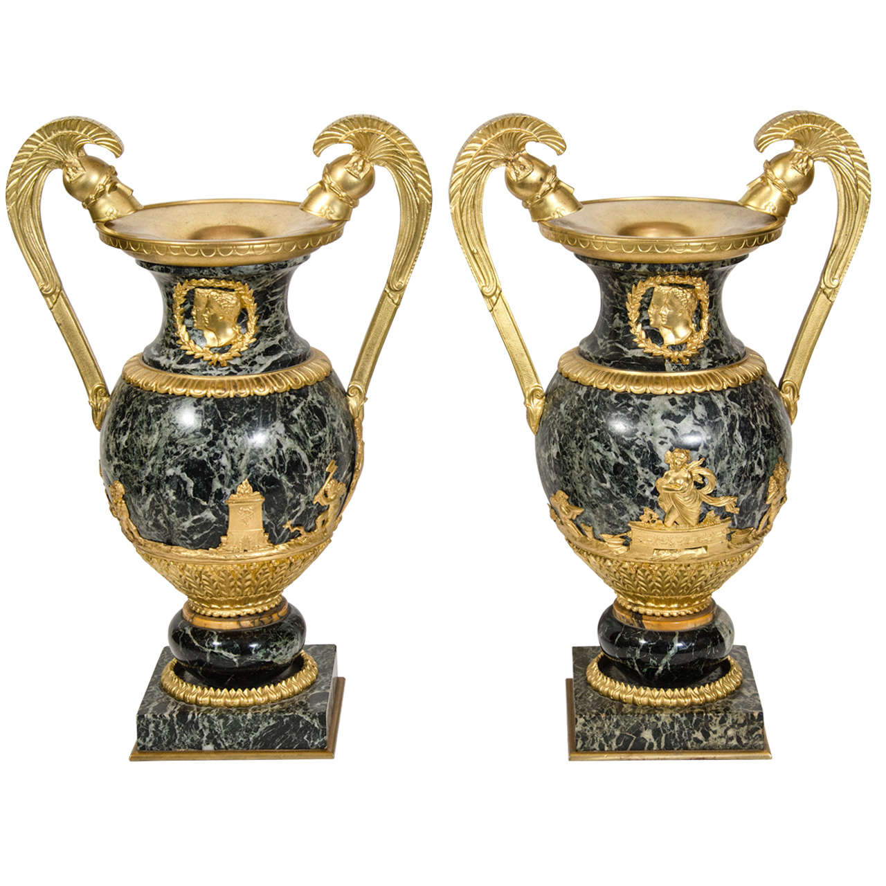 Paire d'urnes militaires anciennes de style Empire français en bronze doré et marbre vert