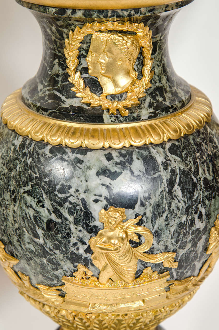 Pair of Antique French Empire Style Gilt Bronze and Green Marble Military Urns In Good Condition For Sale In New York, NY