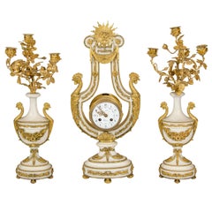 Ensemble d'horloges françaises anciennes de style Louis XVI en forme de lyre en bronze doré et marbre blanc