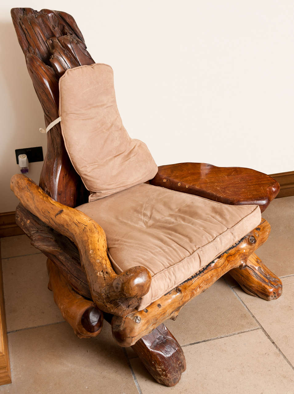 A rustic Redwood chair, of large proportions.
United States, circa 1970.