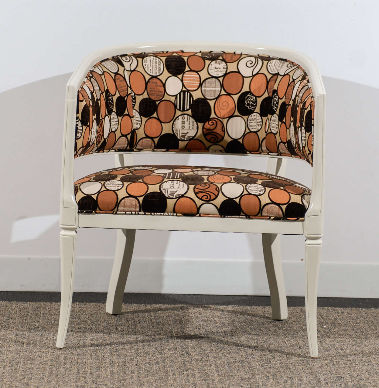 Ein stilvolles Paar Sessel. Obwohl die Stühle nicht gekennzeichnet sind, erinnern sie an die Baker-Produktion der späten 1960er Jahre. Ausgezeichneter restaurierter Zustand. Der angegebene Preis bezieht sich auf ein Paar Stühle. TOM ROBINSON MODERN
