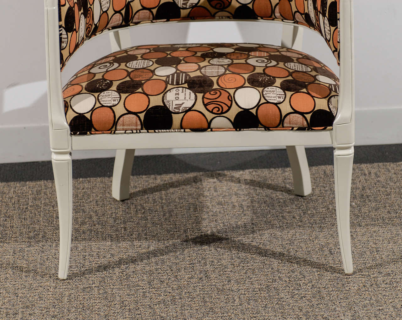 Paar Baker-Sessel im Vintage-Stil mit Fassrückenlehne in cremefarbenem Lack (Moderne der Mitte des Jahrhunderts) im Angebot