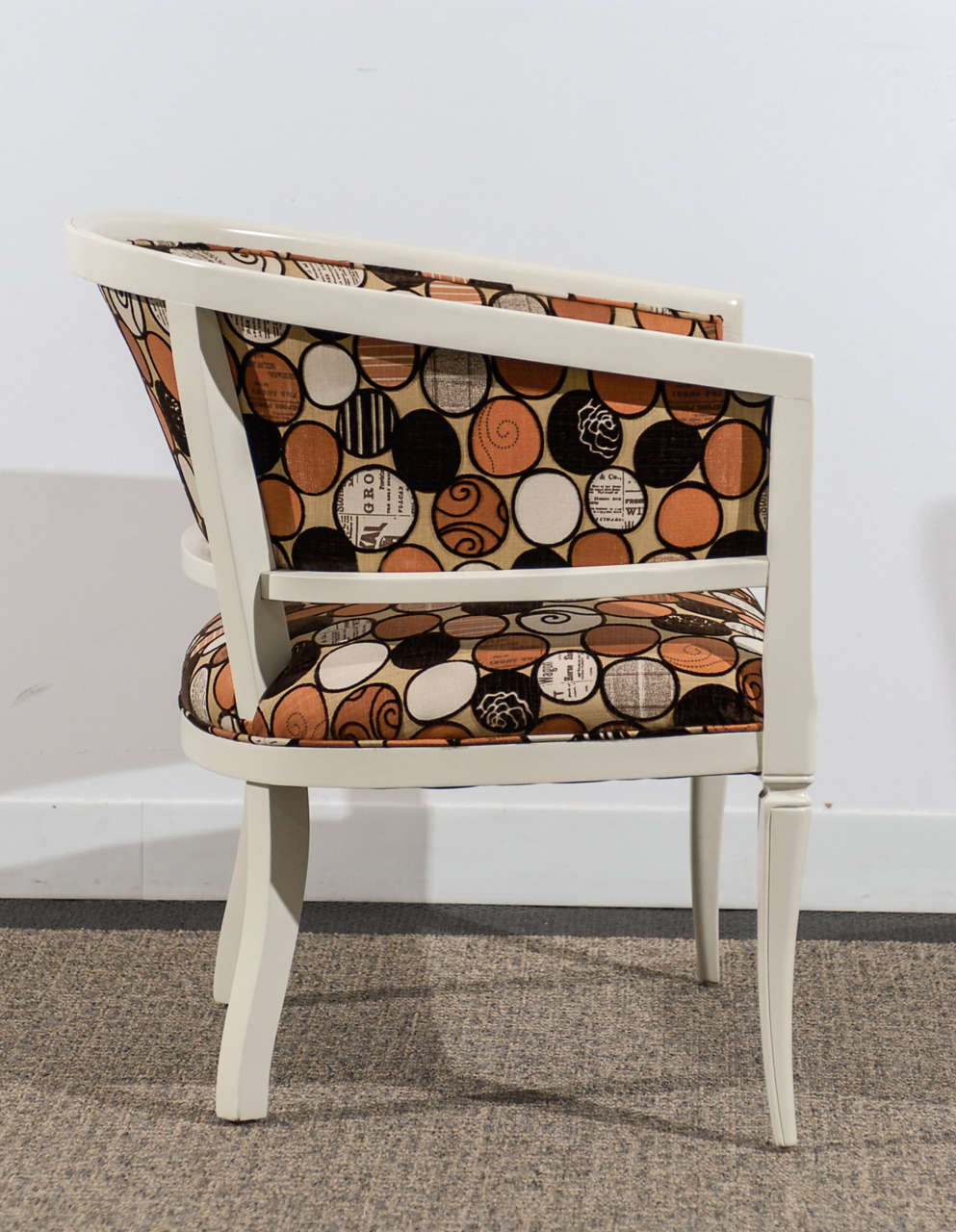 Paar Baker-Sessel im Vintage-Stil mit Fassrückenlehne in cremefarbenem Lack im Zustand „Hervorragend“ im Angebot in Atlanta, GA
