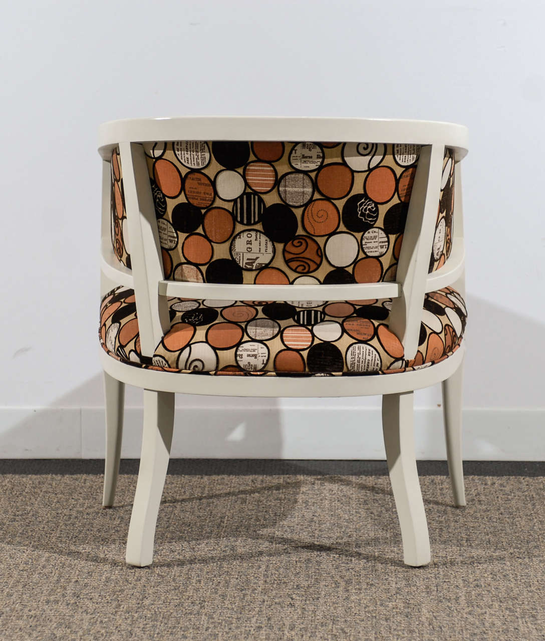 Paar Baker-Sessel im Vintage-Stil mit Fassrückenlehne in cremefarbenem Lack (Mitte des 20. Jahrhunderts) im Angebot