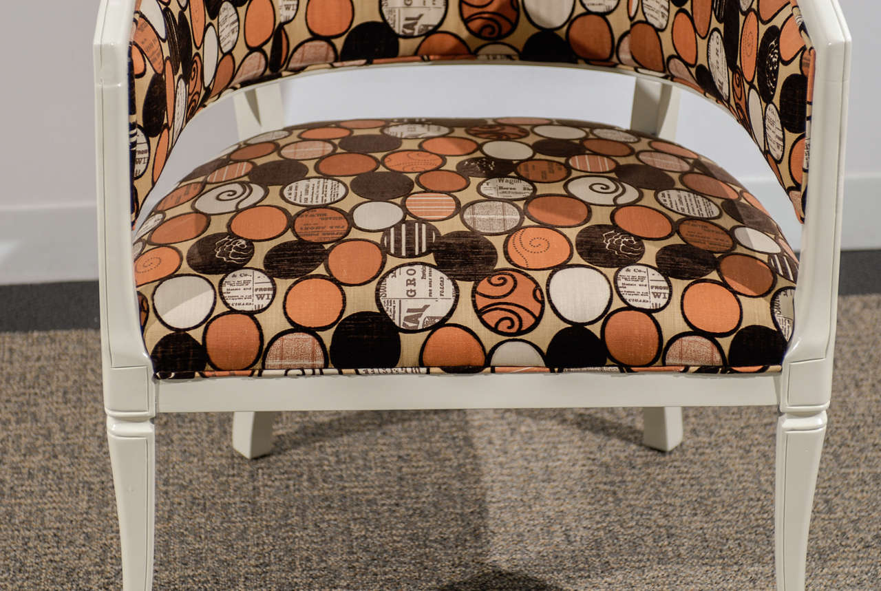 Paar Baker-Sessel im Vintage-Stil mit Fassrückenlehne in cremefarbenem Lack im Angebot 1