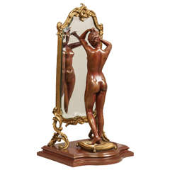 Bronzefigur einer nackten Frau vor einem Cheval-Spiegel