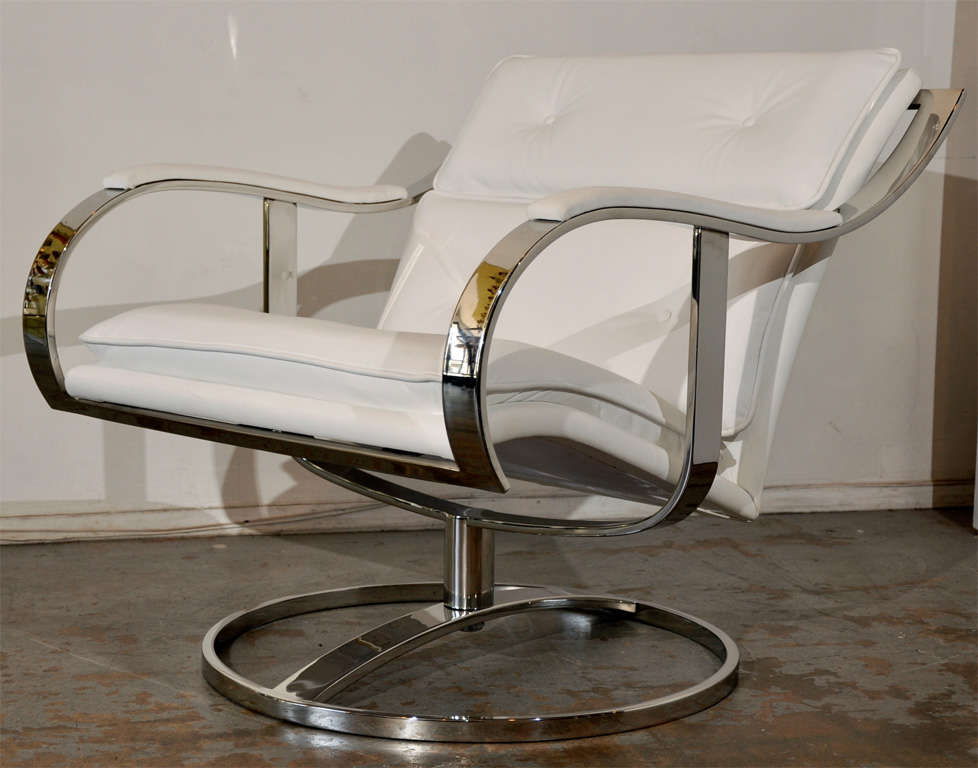 Designed by Warren Platner for Steelcase, this swivel lounge chair is as luxurious as it is substantial. There were a few versions of this basic design produced: this is the rarely seen and very rakish 