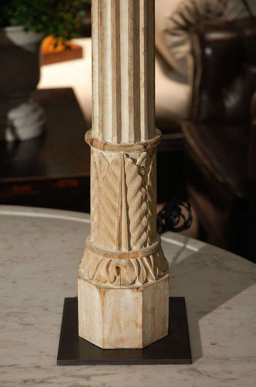 French Painted Acanthus Leaf-Carved and Fluted Column Lamp from 19th Century France