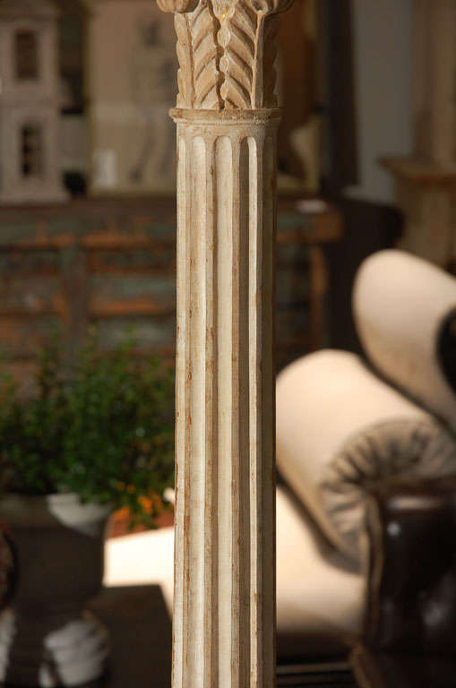 Painted Acanthus Leaf-Carved and Fluted Column Lamp from 19th Century France In Good Condition In Los Angeles, CA