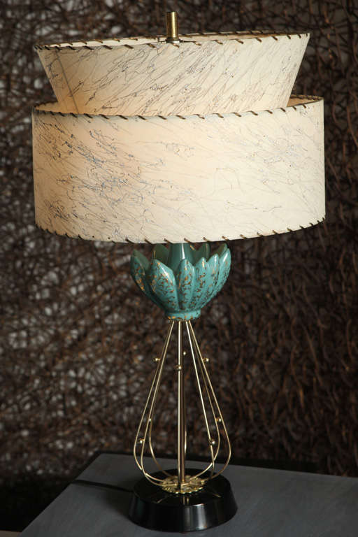 Atomic 1950s porcelain table lamp with original fiberglass shades. Very unique Mid-Century Modern lamps. A small touch of turquoise/aqua which will bring a nice accent of color to any room.
The base is also in metal painted in black. Great vintage