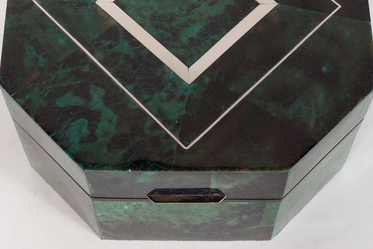 Octagonal, Dyed Penshell Emerald Box with Pearl Inlay In Excellent Condition In New York, NY