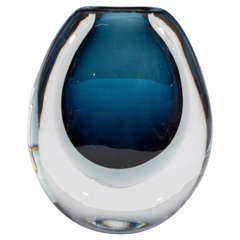 Vicke Lindstrand Vase en verre ciselé bleu pour Kosta Boda