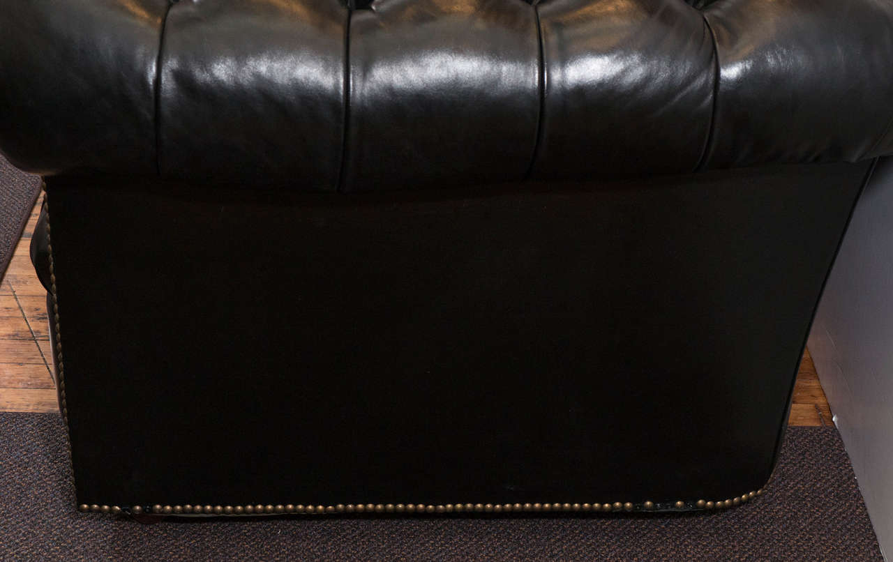 Midcentury Chesterfield Sofa in Tufted Black Leather In Good Condition In New York, NY