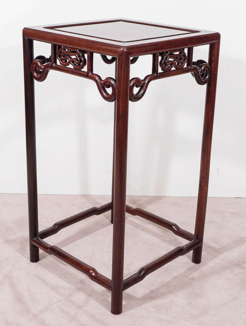 A pair of vintage plant stands produced by Maitland-Smith, with stylistic Asian motifs, inspired by Chinese Chippendale, in mahogany wood. Very good vintage condition, consistent with age and use.