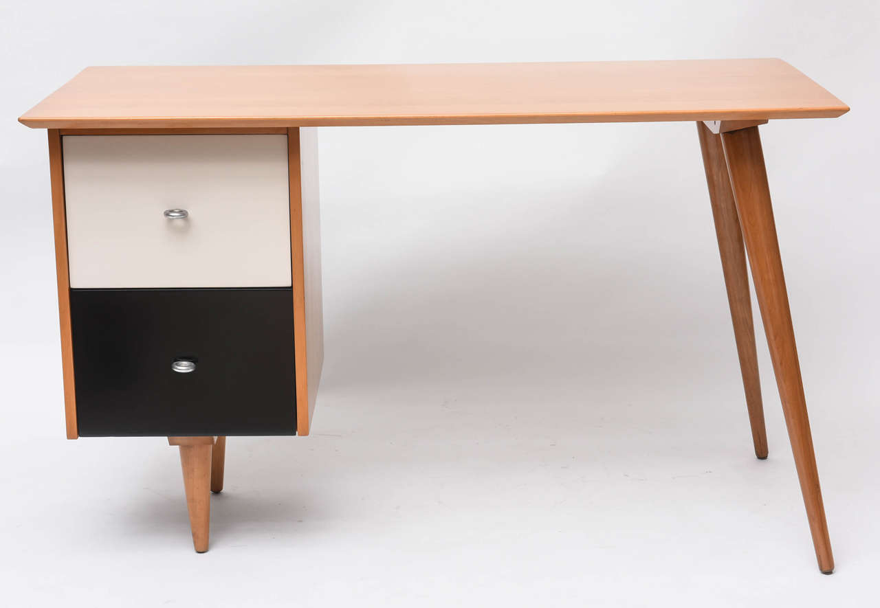 Graphic black and white side drawers give this solid maple Paul McCobb Planner Group desk that little extra something. Restored condition. Original hardware.