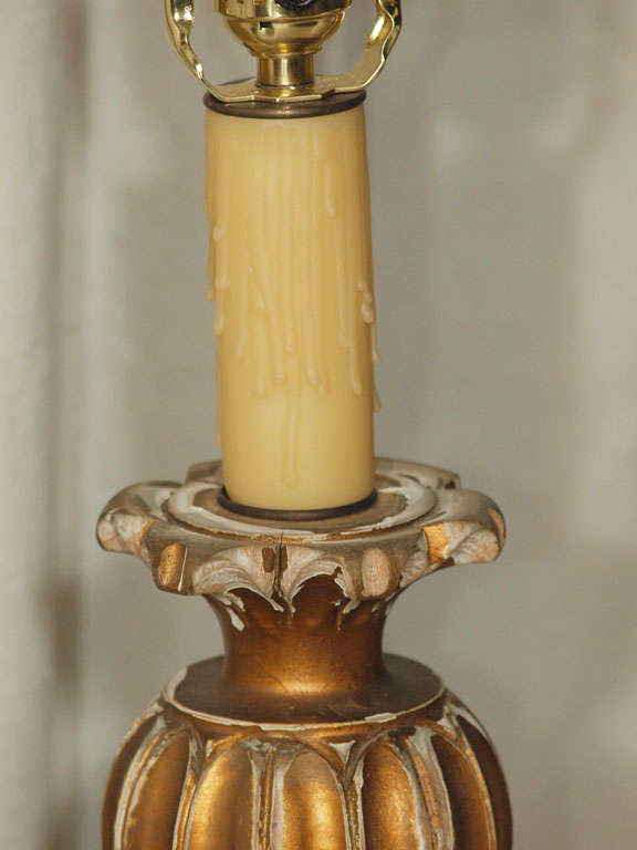 XIXe siècle Bougeoir italien ancien en bois doré sculpté transformé en lampe en vente