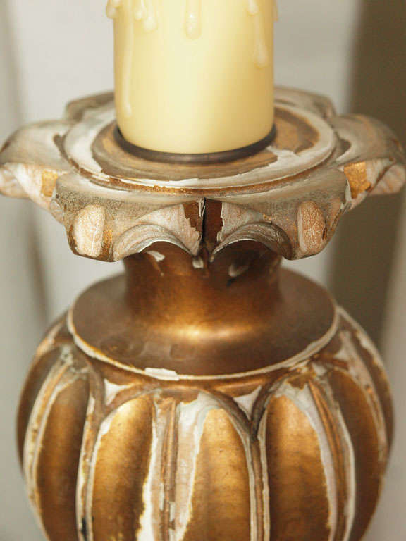 Bougeoir italien ancien en bois doré sculpté transformé en lampe en vente 3
