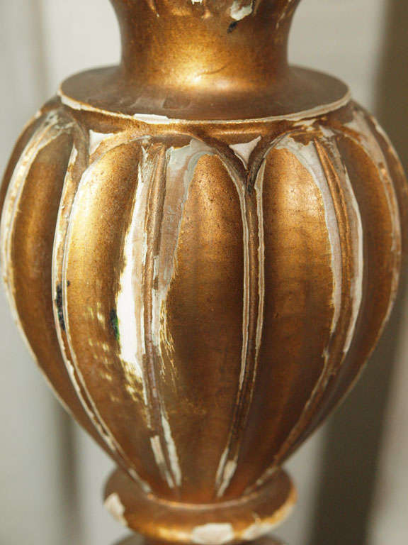 Bougeoir italien ancien en bois doré sculpté transformé en lampe en vente 4
