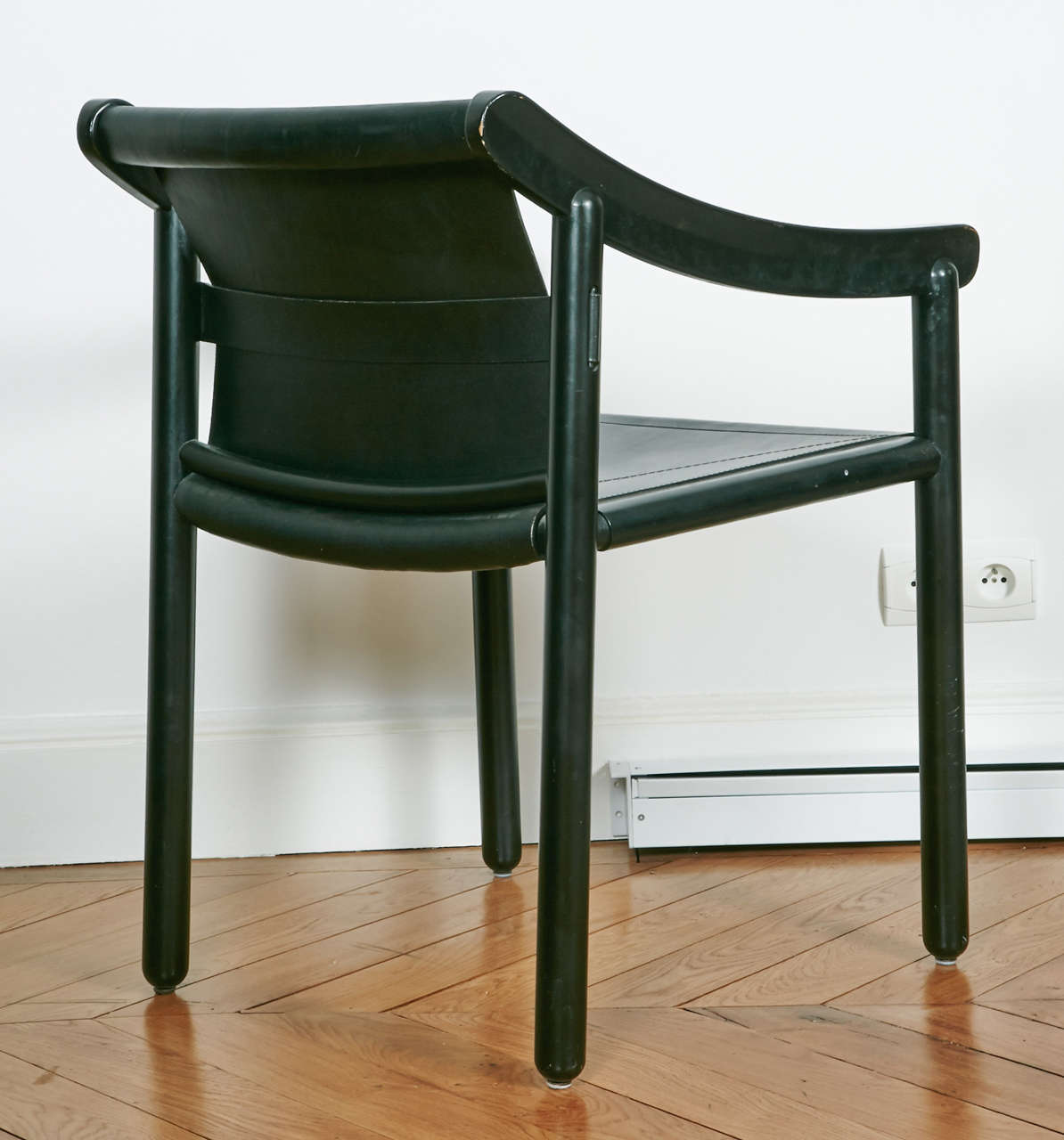 Set of Ten Stained Wood and Black Leather Dining Armchairs, circa 1980 In Excellent Condition In Paris, Ile-de-France