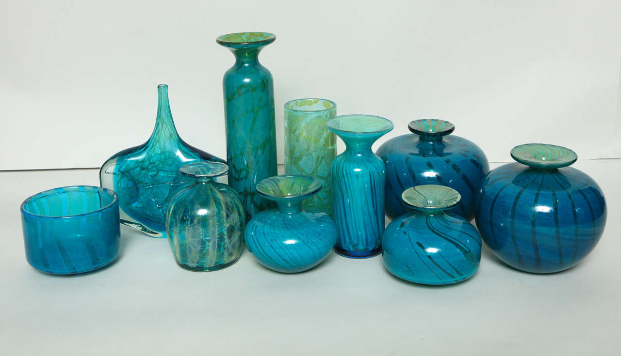 Sortiment blauer und grüner Mdina-Glasvasen, die in den 1960er und 70er Jahren in Malta unter der Leitung des Gründers Michael Harris, einem englischen Künstler, der die Glashütte in Mdina gründete, hergestellt wurden.  Zu dieser Sammlung gehören