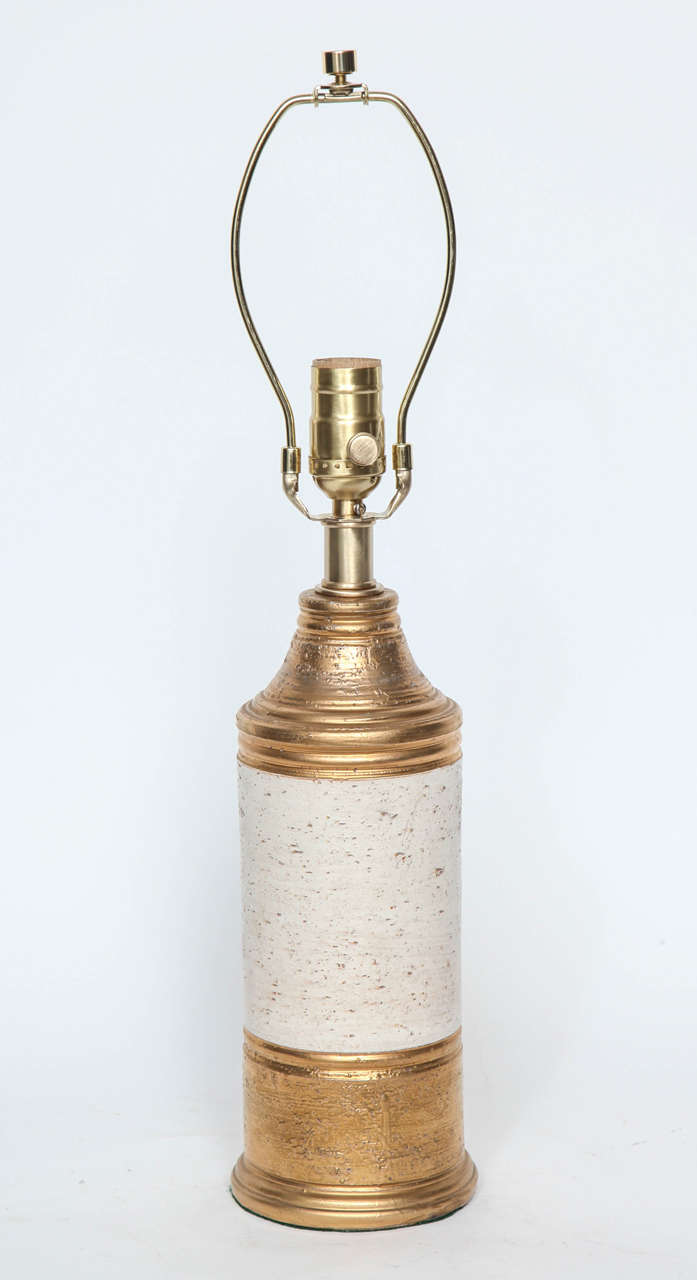 20ième siècle Lampes Bitossi émaillées or et blanc cassé en vente