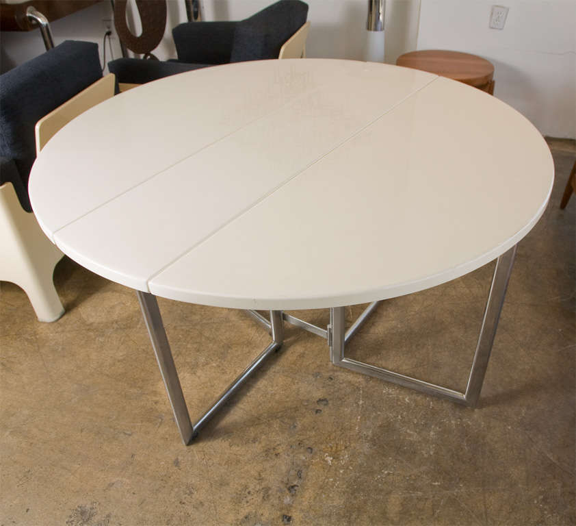 Nice and practic drop leaf table.