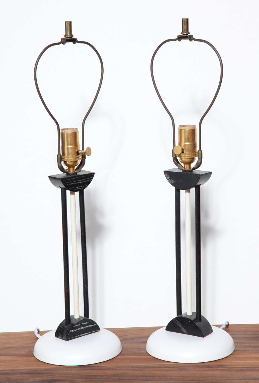 Paire de lampes de table en émail blanc et noir de style Russel Wrights de la fin de l'époque Art Déco en vente 2