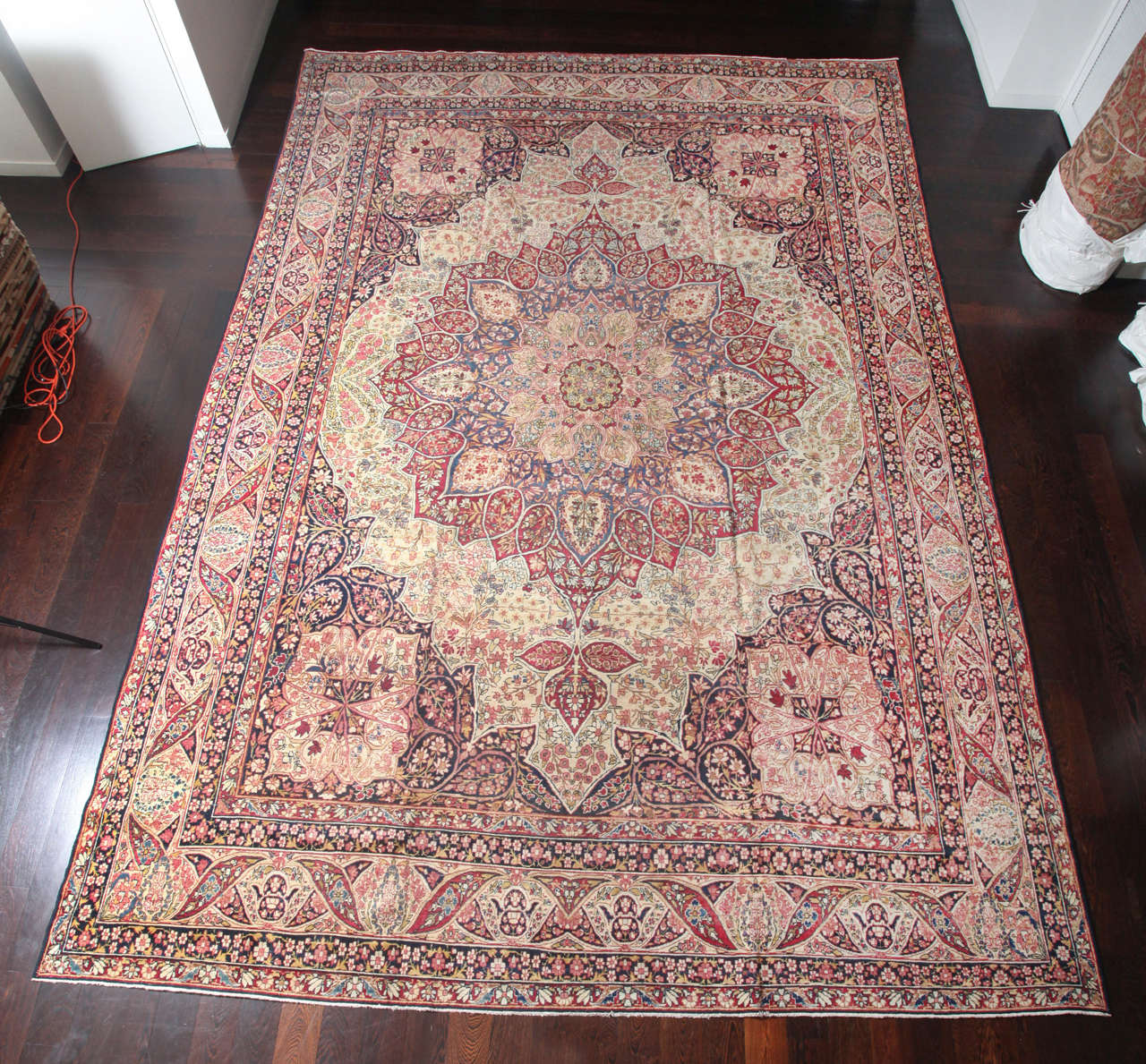 Dieser persische Mahan-Kermanshah-Teppich aus der Zeit um 1880 besteht aus einem handgeknüpften Wollflor, Kettfäden aus Baumwolle und natürlichen Pflanzenfarben. Die Knüpfer dieses Teppichs, der in Mahan in der Provinz Kerman hergestellt wurde,