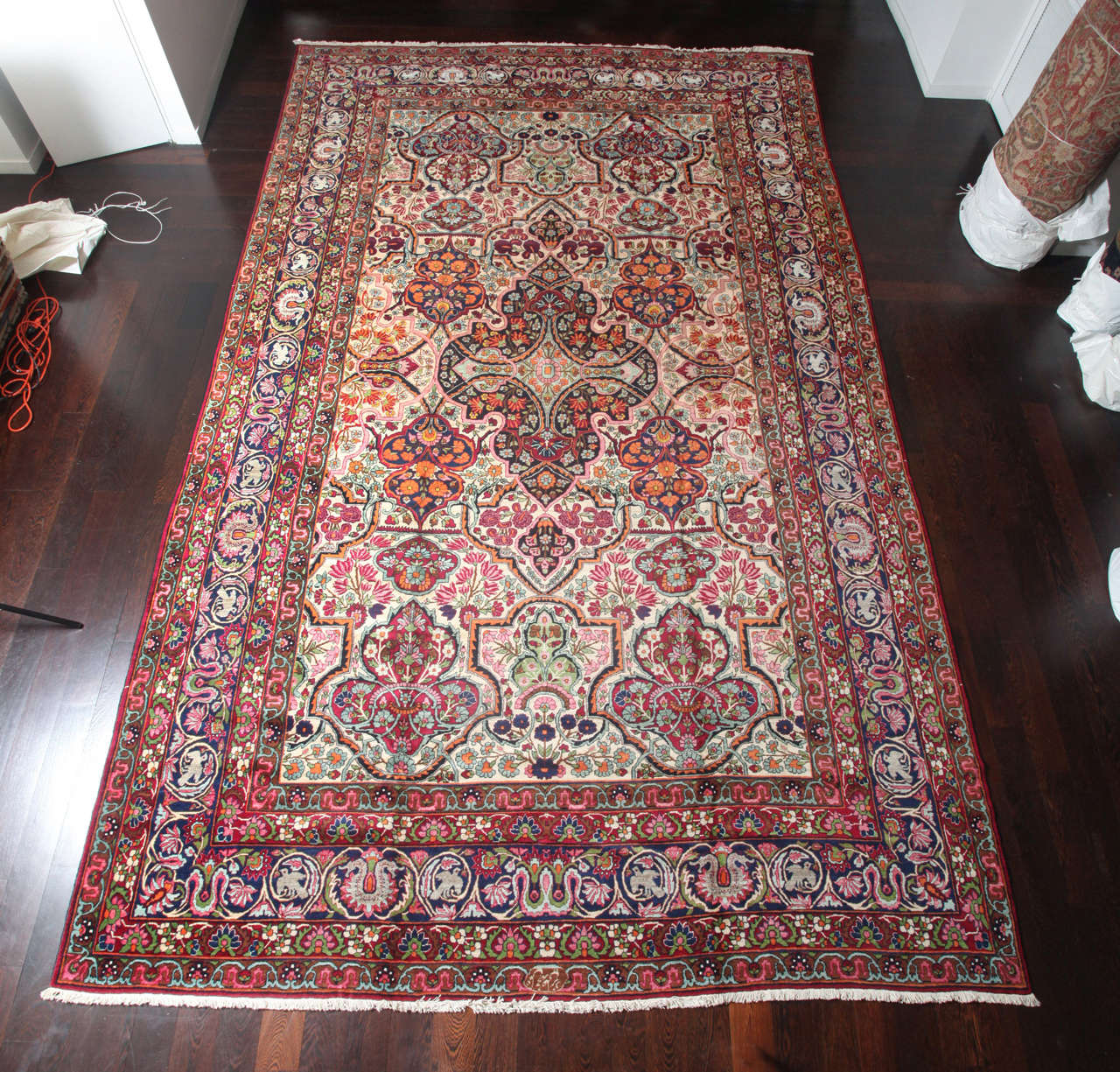 Questo tappeto persiano Yazd del 1910 circa è composto da un vello di lana annodato a mano e da tinture vegetali naturali. Le dimensioni sono 10' x 16'9