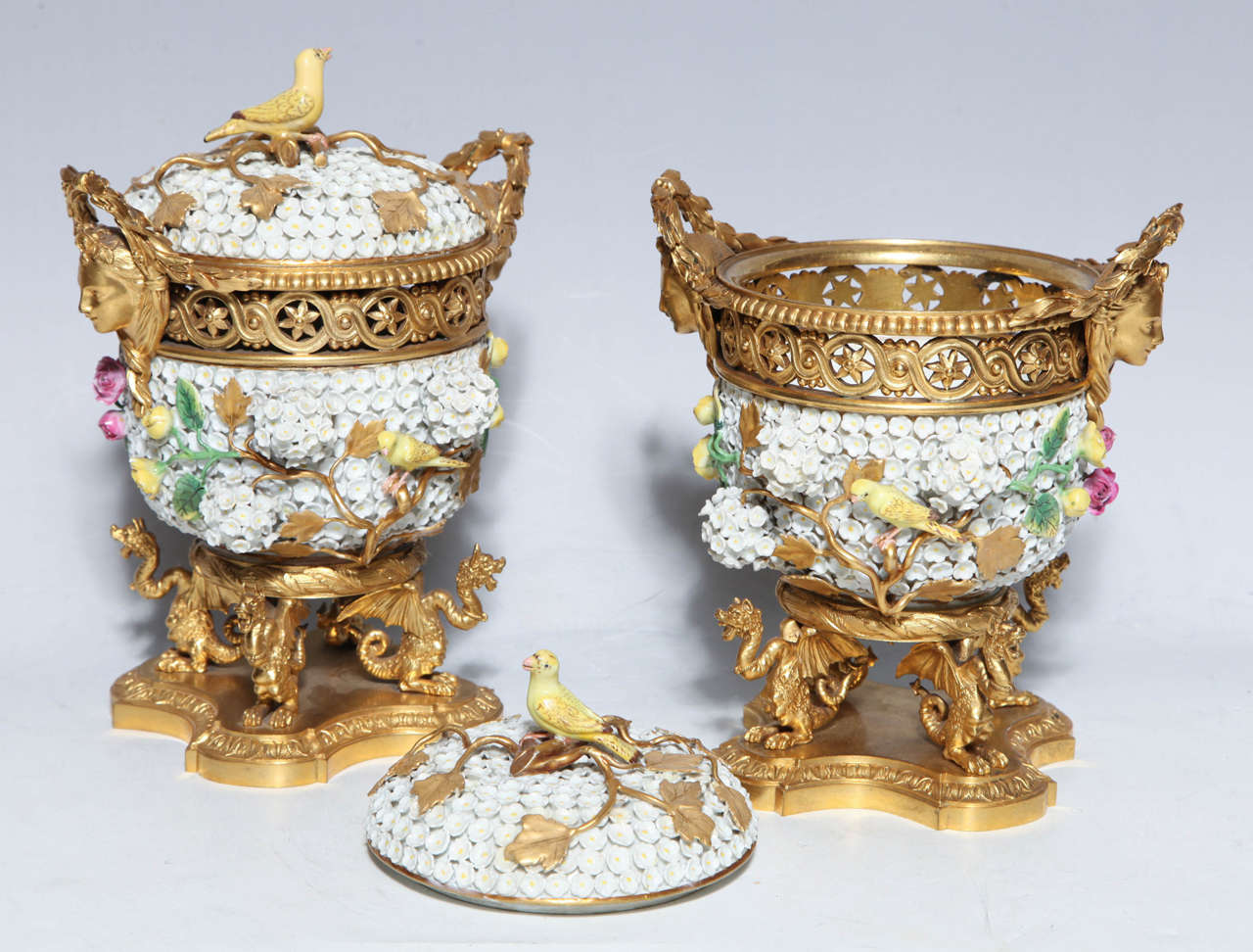 XIXe siècle Paire de vases Potpourri de Meissen Schneeballen et ornementation complexe en bronze doré en vente