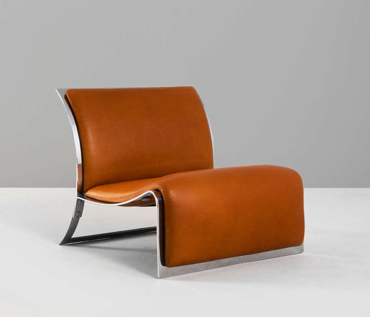 Stunning newly upholsterd lounge chair by Vittorio Introini for Saporiti.
A chrome framed leather seat, covered in superb quality cognac colour leather.
This Italian easy chair would be a serious eyecatcher in every modern interior.

Worldwide