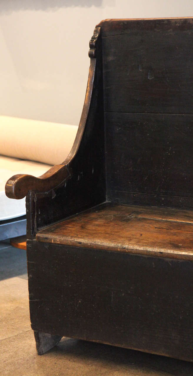 Early 18th Century Dark Slanted Italian Bench In Good Condition In Los Angeles, CA