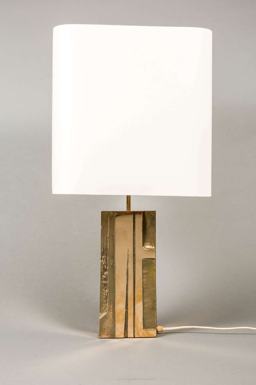 Important polished bronze table lamp, circa 1965-1970, by Michel Mangematin (1928-2013). With white shade.
Sculpted and engraved square bronze base. 
Patina with colored nuances.
Fabric shade.
Base height 30 cm.

Michel Mangematin was a French