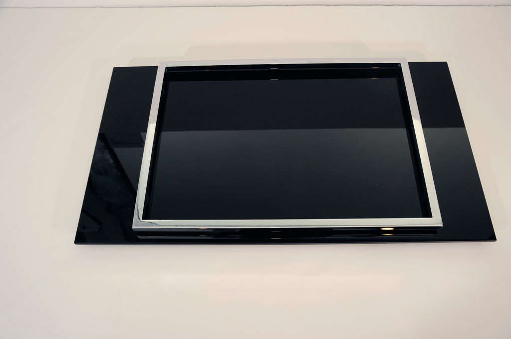 Elegant stylized vanity and/or<br />
bar tray in black vitrolite glass<br />
with nickeled fittings.